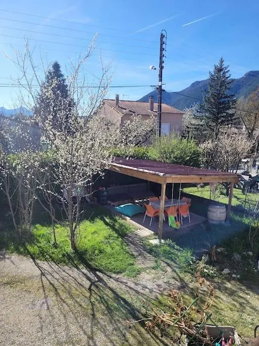 La Maison Jaune Die